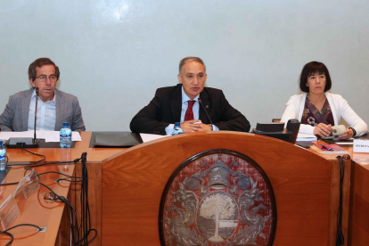 El rector de la Universidad de Valladolid, Antonio Largo Cabrerizo (centro) preside la reunión del Consejo de Gobierno.-JUAN CARLOS BARRENA