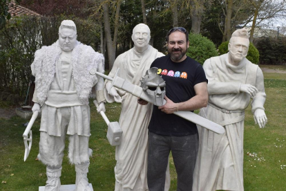 El escultor Alberto del Campo posa con tres de sus obras en el jardín de su taller, en Tudela de Duero (Valladolid).-