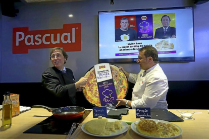 El presidente de Pascual, Tomás Pascual, gana el reto de cocinar la mejor tortilla en diez minutos al chef Sergio Fernández en Alimentaria.-ICAL