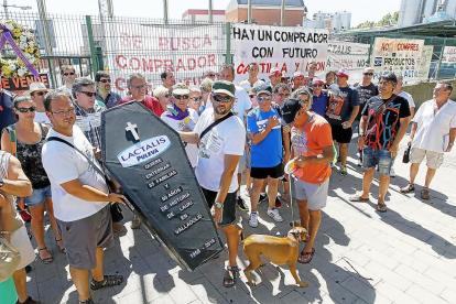 Trabajadores de la planta de Lauki en Valladolid se concentran en protesta por el cierre de la fábrica.-J. M. LOSTAU