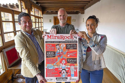 Alberto Colantes, Jorge Otero y Esther Mínguez sostienen el cartel de MiraRock, ayer en Pimentel.-E. M.