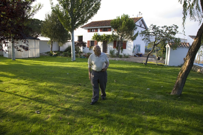 El escritor José Jiménez Lozano en el jardín de su casa de Alcazarén (Valladolid). - ICAL