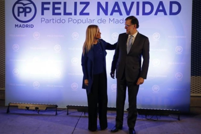 Cristina Cifuentes y Mariano Rajoy, en un acto del PP de Madrid, en Torrejón de Ardoz.-EFE / JUAN CARLOS HIDALGO