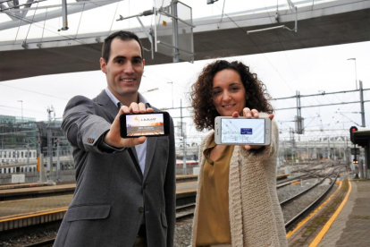 Daniel Martín de Lucas e Isabel Muñoz, cofundador y comercial de Limmat Group, respectivamente, muestran la herramienta en el proyecto piloto de Oslo.-EL MUNDO