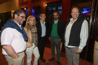 El candidato a la presidencia de la Junta por VOX, Jesús García- Conde, junto a algunos integrantes de su partido.-ICAL