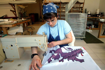 Una trabajadora de una empresa textil, en una imagen de archivo.-ICAL