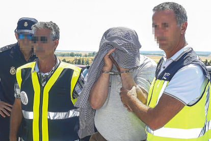 Ángel Arias en el momento de llegar al Juzgado de Astorga a declarar cubierto con una camisa.-ICAL