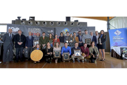 Foto de familia de los premiados en la Gala de Pádel de Castilla y León celebrada ayer en el Mirador de Cristal del Museo de la Ciencia.-M. ÁLVAREZ