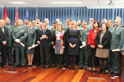 La delegada del Gobierno, María José Salgueiro, preside la entrega de diplomas de la Orden del Mérito Civil a diecinueve miembros de la Guardia Civil y a un representante de la Agencia Tributaria-ICAL