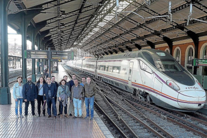 Miembros de la Asociación de Usuarios del AVE Valladolid en la estación de Campo Grande.-PABLO REQUEJO