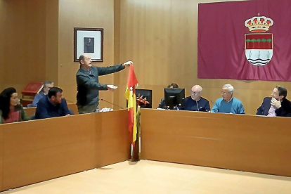 Minguela ofrece la bandera y un mechero a IU y Podemos, ayer en el Pleno. E. M.Minguela ofrece la bandera y un mechero a IU y Podemos, ayer en el Pleno.-E. M.