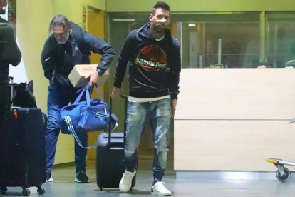 Messi, de regreso en Barcelona, en el aeropuerto de El Prat.-JORDI GALBANY