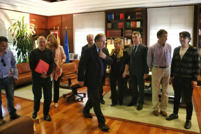 El presidente de la Junta de Castilla y León, Juan Vicente Herrera, firma el Plan de Dinamización Económica de los Municipios Mineros 2016-2020 con responsables de Cecale, UGT y CCOO.-ICAL