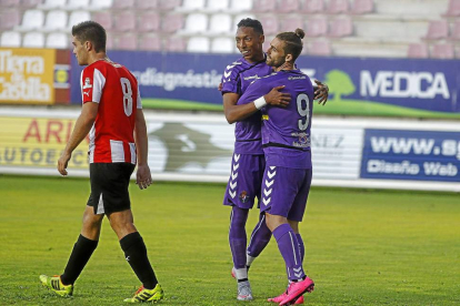 Mojica y Rodri (9), se abrazan en Zamora tras un gol en su partido de debut en la pretemporada blanquivioleta.-Mariam A. Montesinos