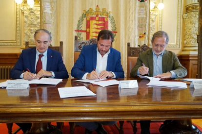 Antonio Largo, Óscar Puente y Manuel Saravia firman el convenio en el Ayuntamiento de Valladolid.-AYUNTAMIENTO DE VALLADOLID