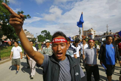 Activistas indígenas reclaman la creación de una región autónoma durante una manifestación en Katmandú.-Foto: EFE / NARENDRA SHRESTHA