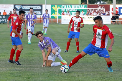 Un jugador del Tordesillas toca el balón ante la presencia de Samanes en el amistoso de Las Salinas.-PABLO REQUEJO