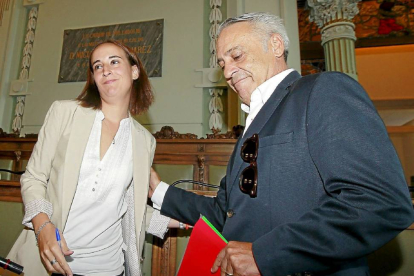 Pilar Vicente y Jesús Presencio se saludan al comenzar el pleno del Ayuntamiento.-J.M. Lostau