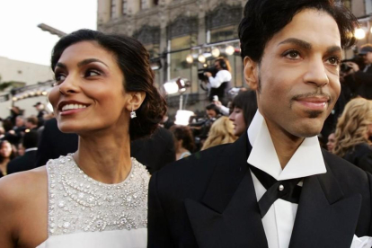 Prince y su mujer& Manuela Testolini el 27 de febrero de 2005 llegan a los premios Oscar en Los Ángeles. AP / KEVORK DJANSEZIAN