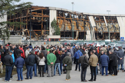 Los trabajadores se concentraron este miércoles a las puertas de la fábrica arrasada por el fuego el 16 de noviembre pasado-Israel L. Murillo