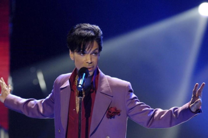 Prince lleva a cabo en una aparición sorpresa en el programa de televisión American Idol, en California el 24 de mayo de 2006. REUTERS / CHRIS PIZZELLO