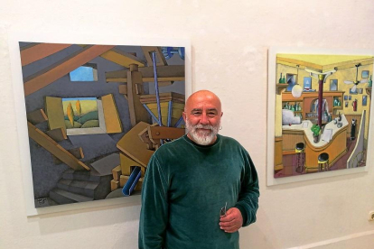 Manuel Sierra junto a una de las obras que exhibe en Lorenzo Colomo.-E. M.