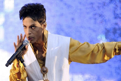 El cantante y músico Prince en Saint-Denis, París el 30 junio 2011. AFP / BERTRAND GUAY