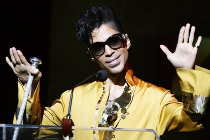 Prince en el escenario del Teatro Apolo el 8 de junio de 2009. REUTERS / LUCAS JACKSO