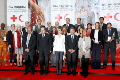 Foto de famila de los galardonados en la celebración del Día Mundial de la Cruz Roja presidido por la reina Letizia. Junto a ella, el presidente de la Junta de Castilla y León, Juan Vicente Herrera, entre otros-Ical