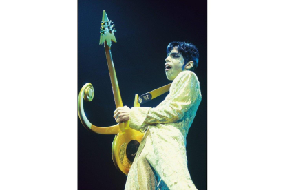 El cantante toca la guitarra durante su gira 'The Ultimate Live Experience', en el Wembley Arena, en 2001.