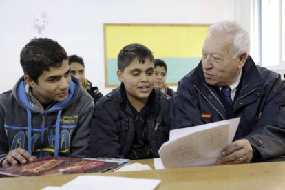 El ministro español de Asuntos Exteriores, José Manuel García-Margallo, conversa con los alumnos de una escuela de Gaza que ha visitado.-Foto: Zipi / EFE