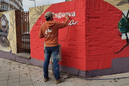 Nano Lázaro durante la realización del mural 'La Esgueva imaginada'. -TWITTER