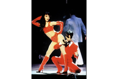 rince y la bailarina Mayte en los premios de Música y Moda VH-1, en 1996. AP