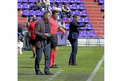 Herrera emite una orden, papel en mano, con Luis Carrión a la derecha, colocando a un jugador.-BALCAZA