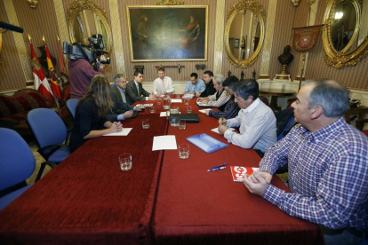 Reunión del comité de empresa de Campofrío con los responsables del Ayuntamiento de Burgos en la que participan todos los grupos municipales-Ical