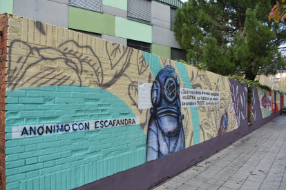 'Anónimo con escafandra', mural del artista Nano Lázaro en el barrio Pajarillos. -TWITTER
