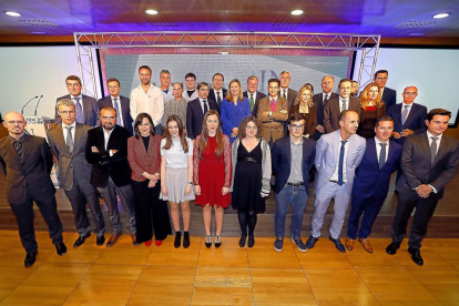 Foto de familia de los premiados y las autoridades tras la entrega de los VII Premios Innovadores.-J.M.LOSTAU / MIGUEL ÁNGEL SANTOS