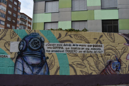 'Anónimo con escafandra', mural del artista Nano Lázaro en el barrio Pajarillos. -TWITTER