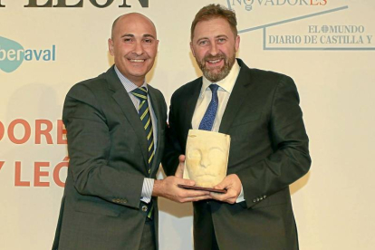 TIC/ PROCONSI Jaime Campos, director de Bankia en Castilla y León, entrega el premio a Tomás Castro. Este premio «refrenda la apuesta por la I+D+i y la mejora continuada, nuestras señas de identidad», señaló.