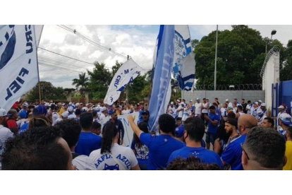 Aficionados del Cruzeiro protestan ante las decisiones de Ronaldo Nazario de no contar con el meta Fabio. / E.M.
