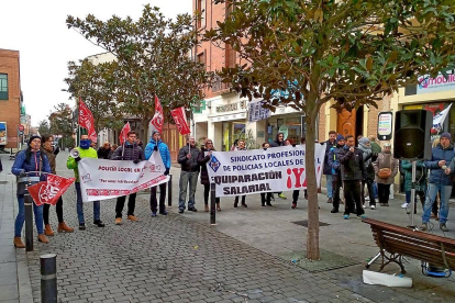 Agentes de la Policía Municipal de Medina del Campo en una de sus concentraciones, el pasado viernes.-EL MUNDO