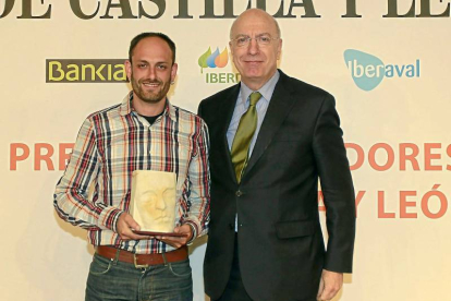 UNIVERSIDAD / UNIVERSIDAD DE LEÓN Joaquín Boneta, delegado de Iberdrola en Castilla y León, entrega el premio a Carlos Rodríguez que valoró que el premio «da muchos ánimos para continuar, porque investigamos sin dinero».