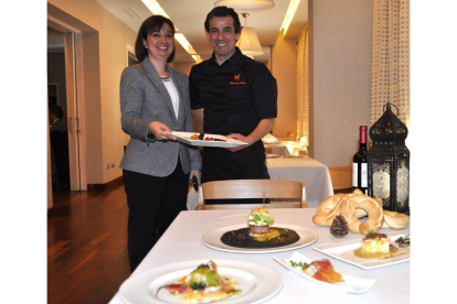 Arantxa Iglesias, directora del hotel balneario de Olmedo, y Eduardo Germán, jefe de cocina, ayer, presentando el nuevo menú ‘Sabores’ de los balnearios de Castilla Termal-I.M.