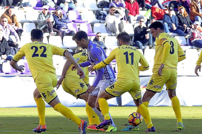 López Garai, Atienza, Carbià y Folch cierran el paso a Juan Villar en el partido disputado ayer en Zorrilla.-PABLO REQUEJO