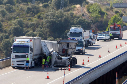 Accidente entre dos camiones en la autoví­a A-6 en el término municipal de Ponferrada (León)-Ical