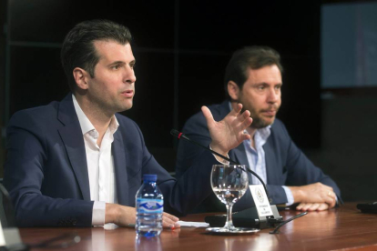 El candidato del PSOE a la Presidencia de la Junta y secretario general de los socialistas de Castilla y León, Luis Tudanca, y el candidato a la Alcaldía de Valladolid, Óscar Puente-Ical