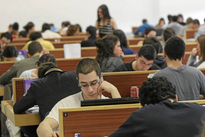 Estudiantes universitarios en el Aulario de Valladolid-El Mundo