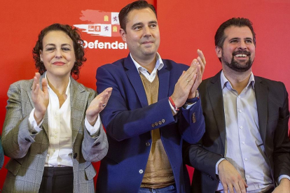 Magdalena Valerio, ayer en Burgos junto a Daniel de la Rosa y Luis Tudanca en el acto de campaña del PSOE.-SANTI OTERO