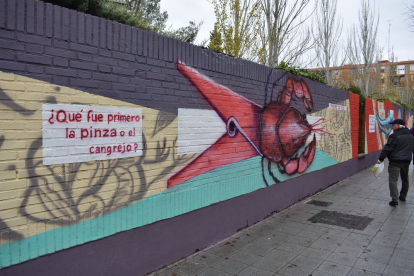 'Pinzas de río', mural del artista Nano Lázaro en el barrio Pajarillos. -TWITTER