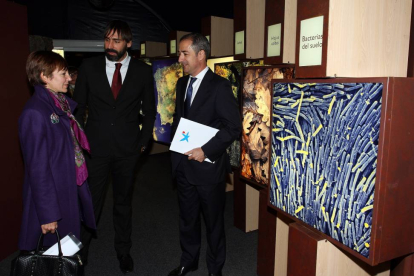 El director territorial de La Caixa en Castilla y León, José Manuel Bilbao (D), la concejala de Participación Ciudadana del Ayuntamiento de Valladolid, Domi Fernández, y el comisario de la exposición, Francisco Javier Gómez, presentan la exposición 'El bo-Ical